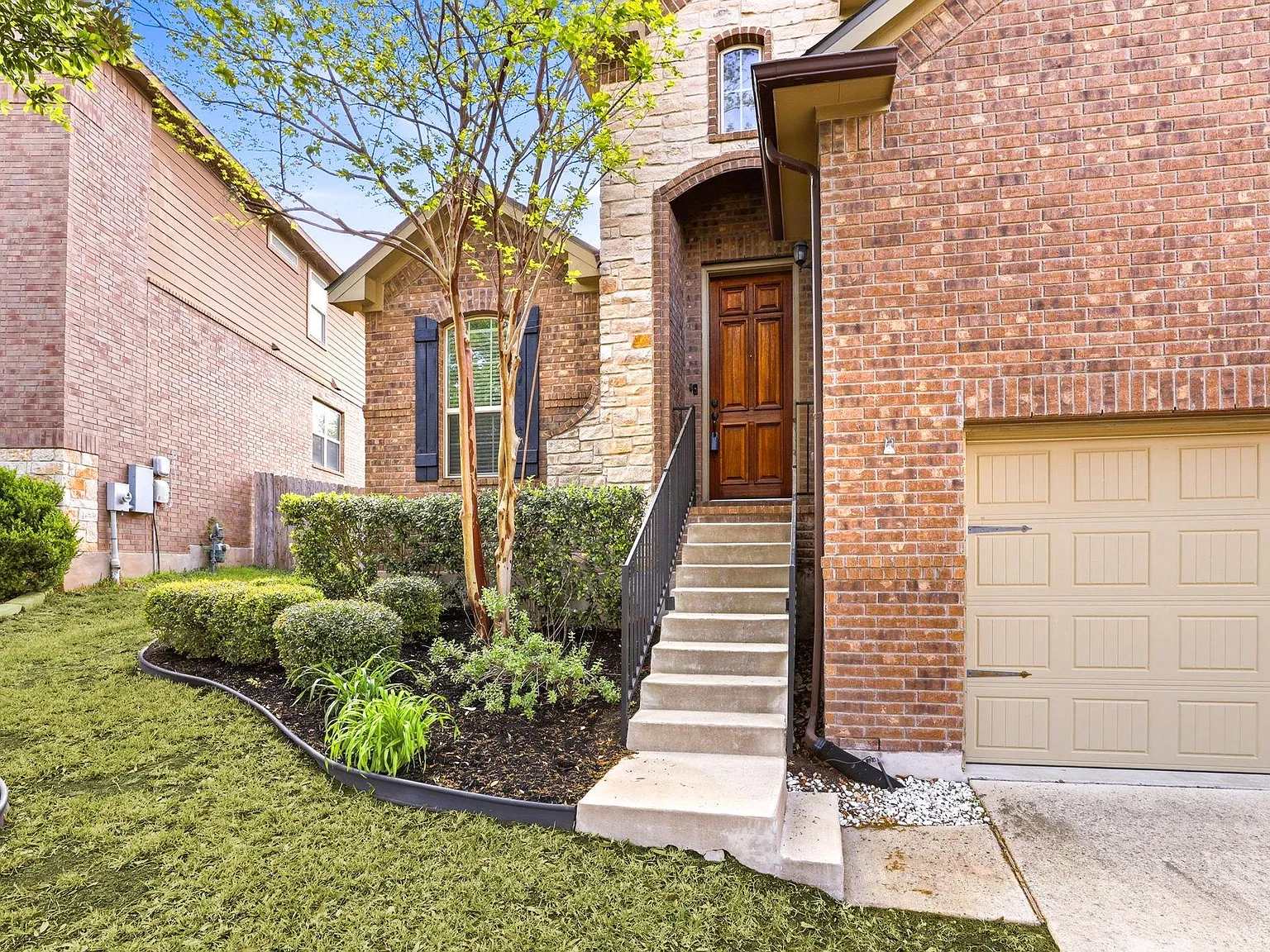 4 bed, 2.0 bath, 2068 sqft, $2,600 — Photo 3