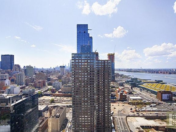 5th image of 500 W 43rd St APT 11D