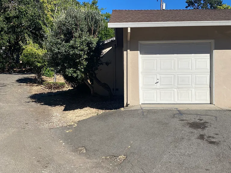 1002 Creekside Ct — Photo 14
