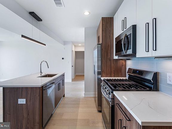 4th image of 845 19th St NE #Penthouse 12