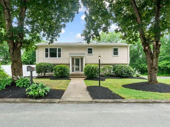 28 S Bennett Dr, Johnston, RI 02919