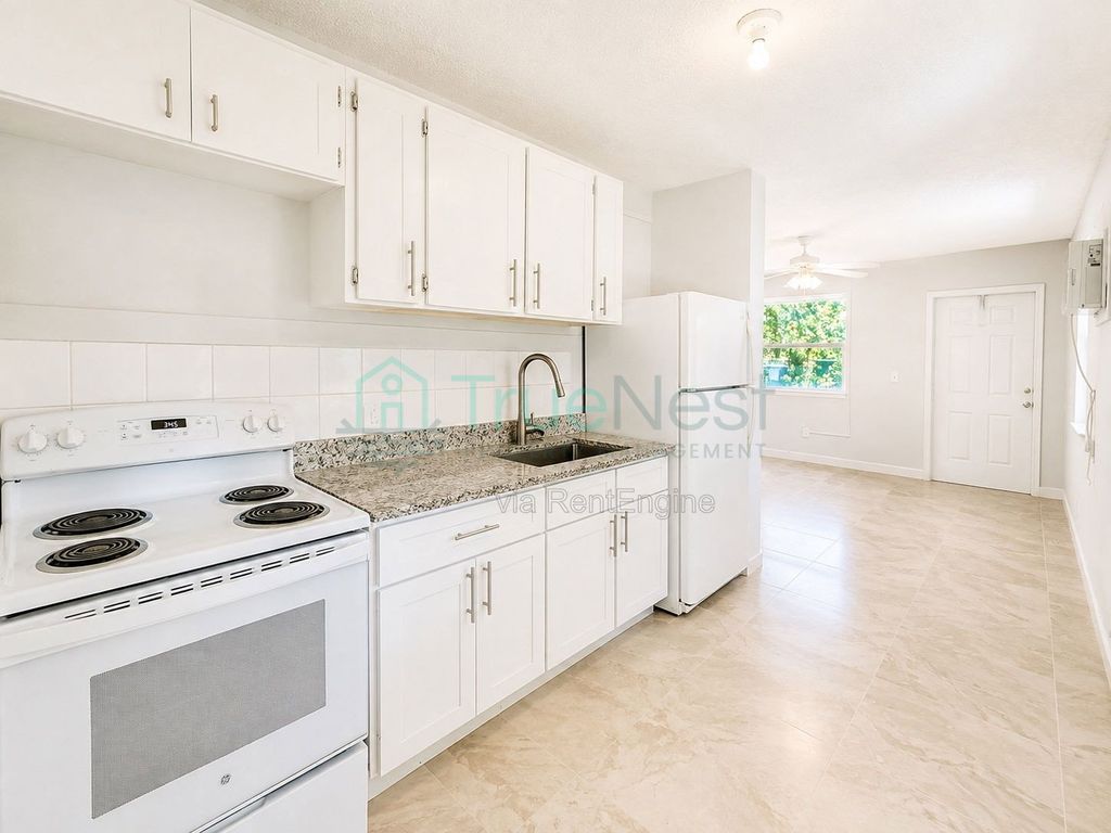 2631 NW 6th St, photo 2