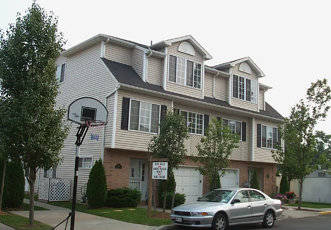 40 Hemlock Ln