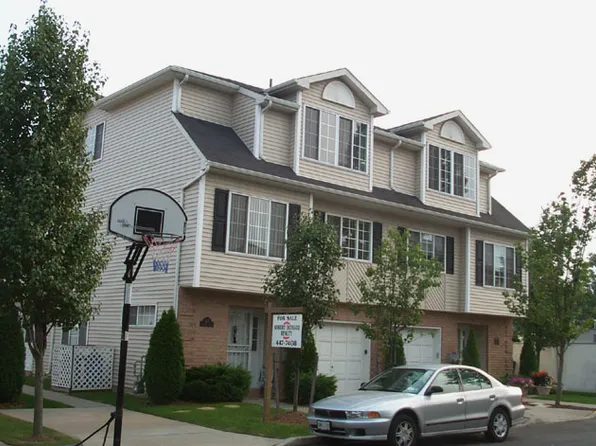 40 Hemlock Ln, Staten Island, NY 10309