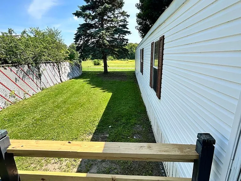 320 Thompson Rd — Photo 15
