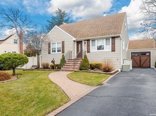372 N 5th St, Lindenhurst, NY 11757