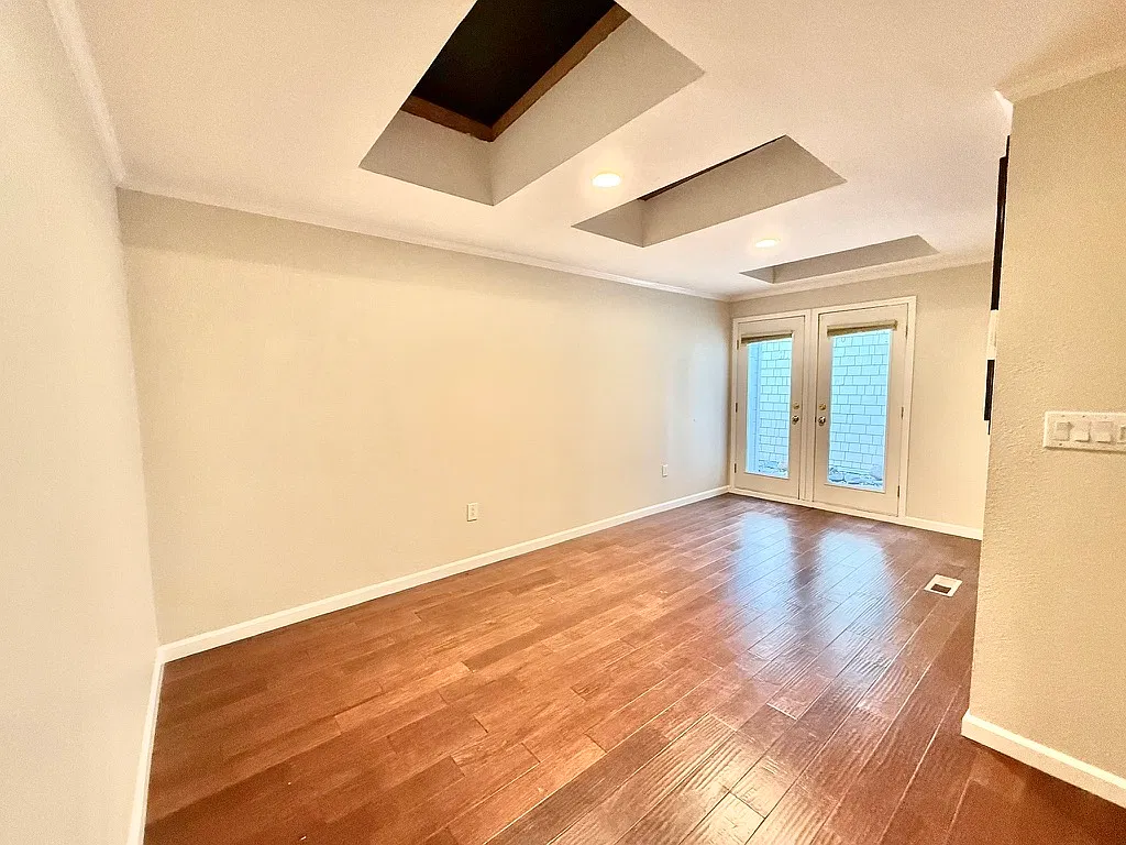 3 bed, 2.5 bath, 2500 sqft, $8,500 — Photo 1