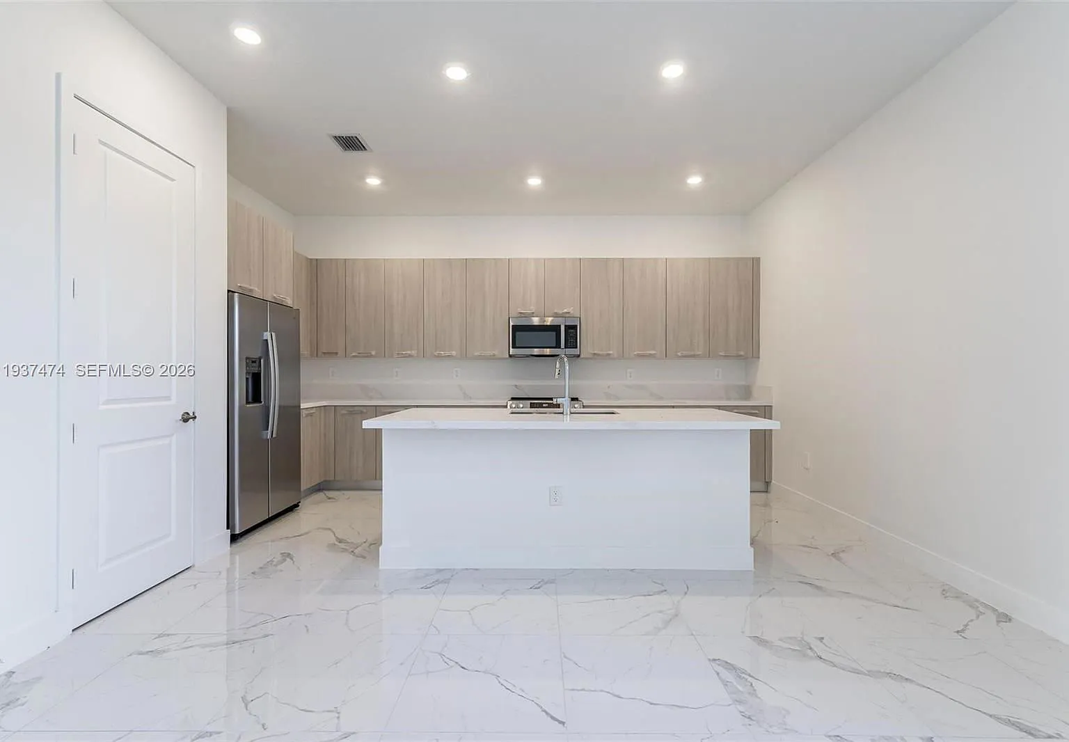 5 bed, 4.5 bath, 3698 sqft, $8,250 — Photo 3