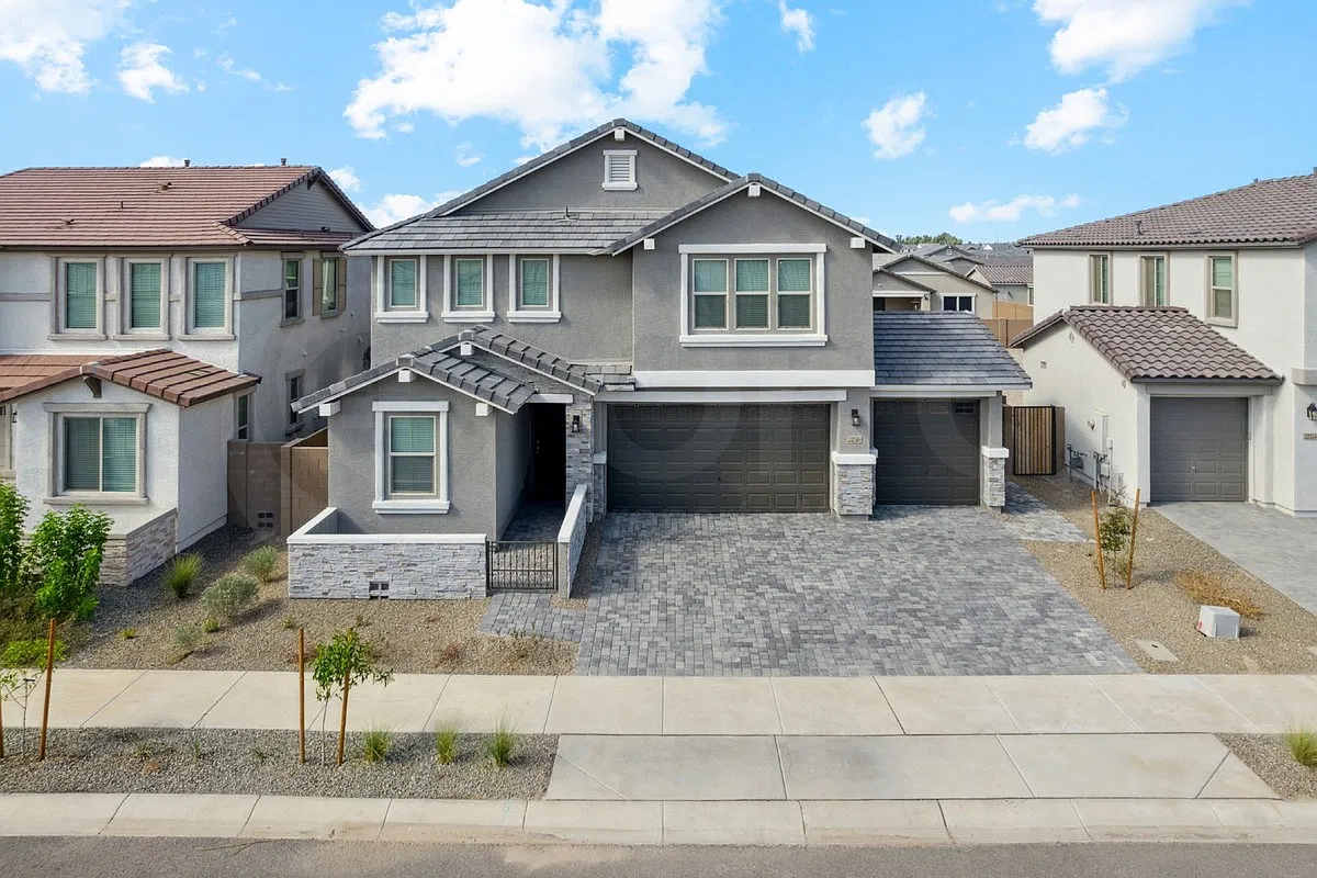 5 bed, 3.0 bath, 2621 sqft, $3,080 — Photo 2