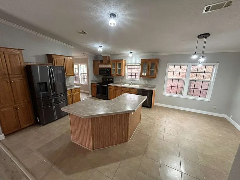 2595 Bryant St — Photo 8