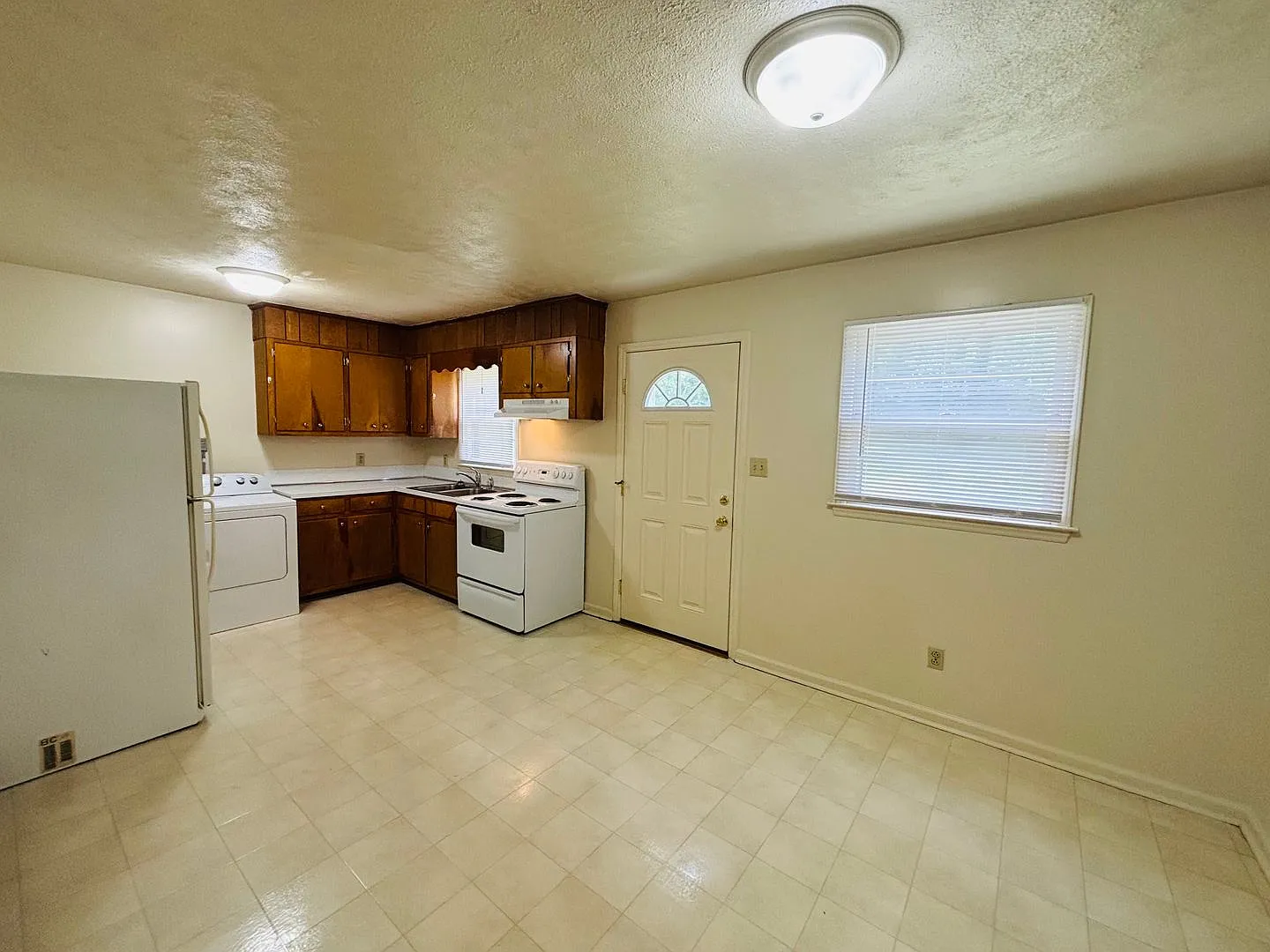 2 Bedroom, 1 Bath Townhouse — Photo 4
