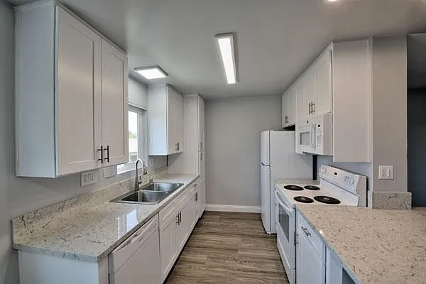 Palomar Gardens Apartments — Photo 14