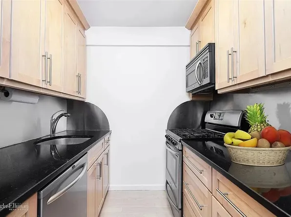 55 East 9th Street image 2 of 7