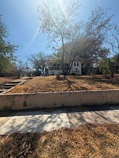 2nd image of 1276 E Magnolia Ave