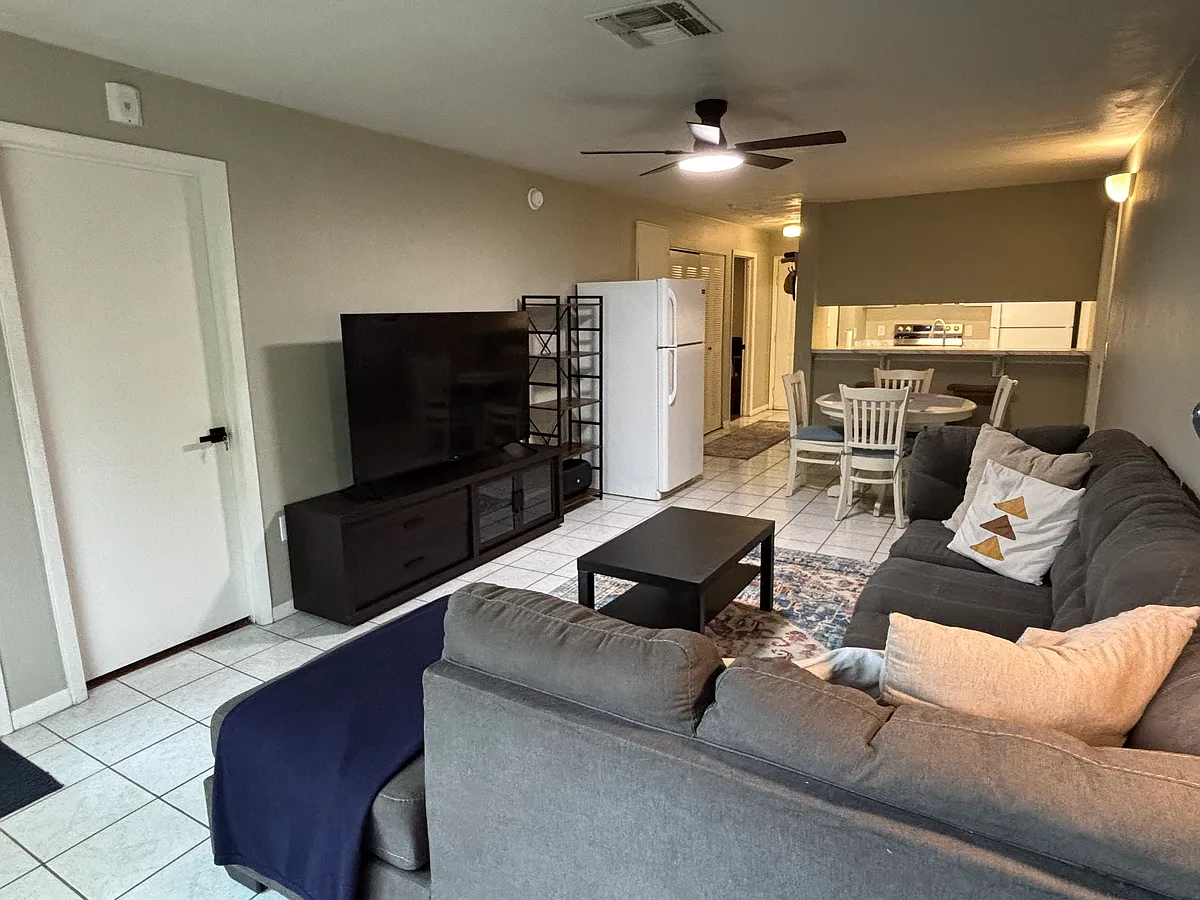 Building Photo - 3800 SW 20th Ave #611