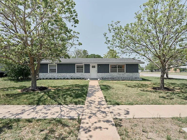 7706 Delafield Ln — Photo 4
