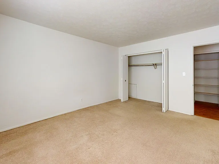 Kendall Manor Apartments — Photo 32