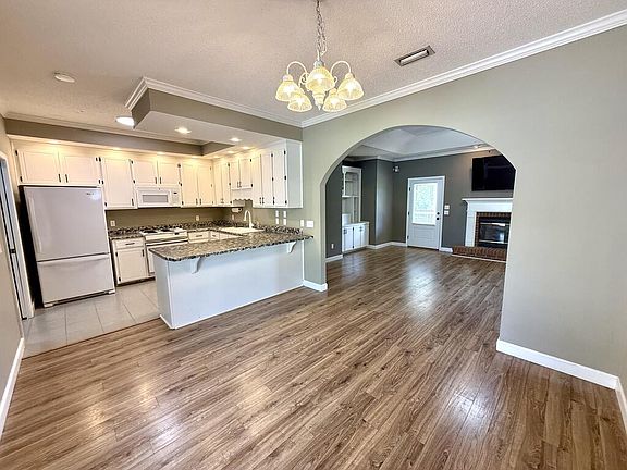 4th image of 1311 Woodleigh Rd