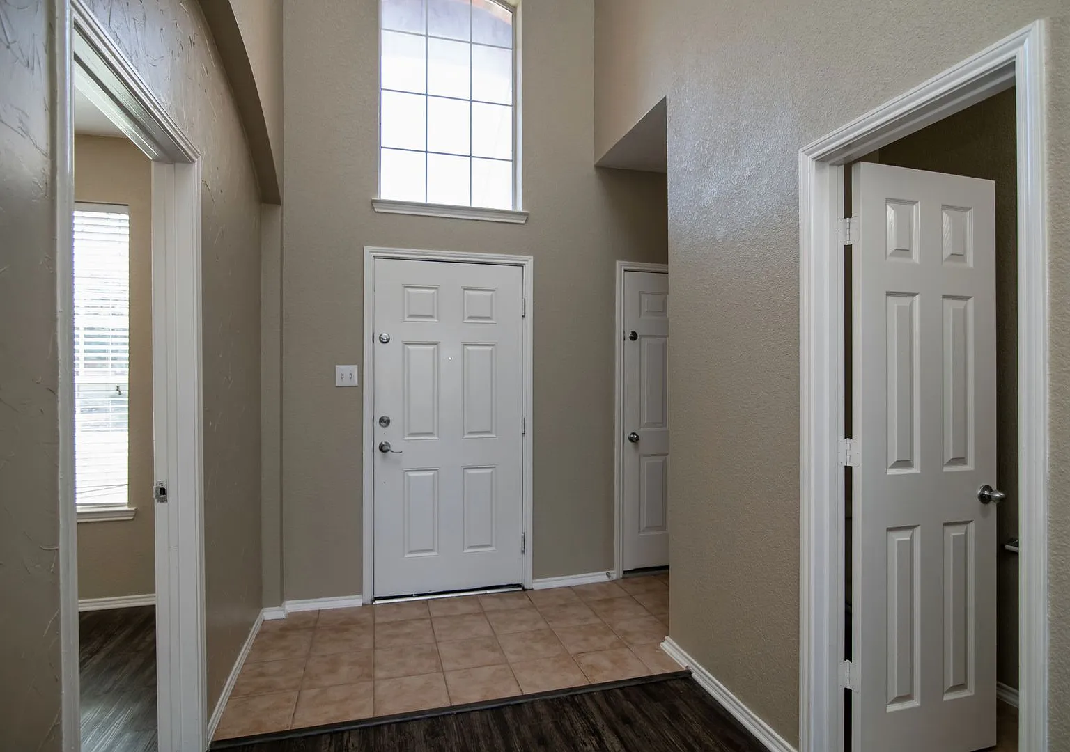 **Gorgeous 4 bedroom** — Photo 4