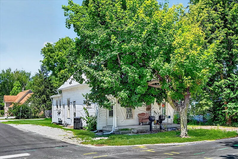 2 bed, 1.0 bath, 1100 sqft, $1,050 — Photo 2