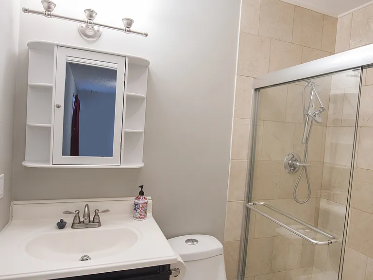 2562 Thorndyke Ave W #304 — Photo 9