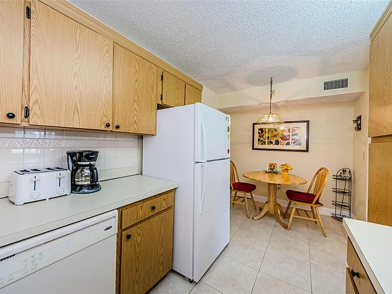 1151 Pine Ridge Cir W #F1 — Photo 18