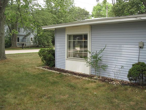 3rd image of 3058 Fairfield St