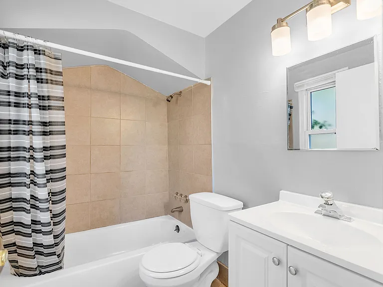 10470 Roxbury St — Photo 17