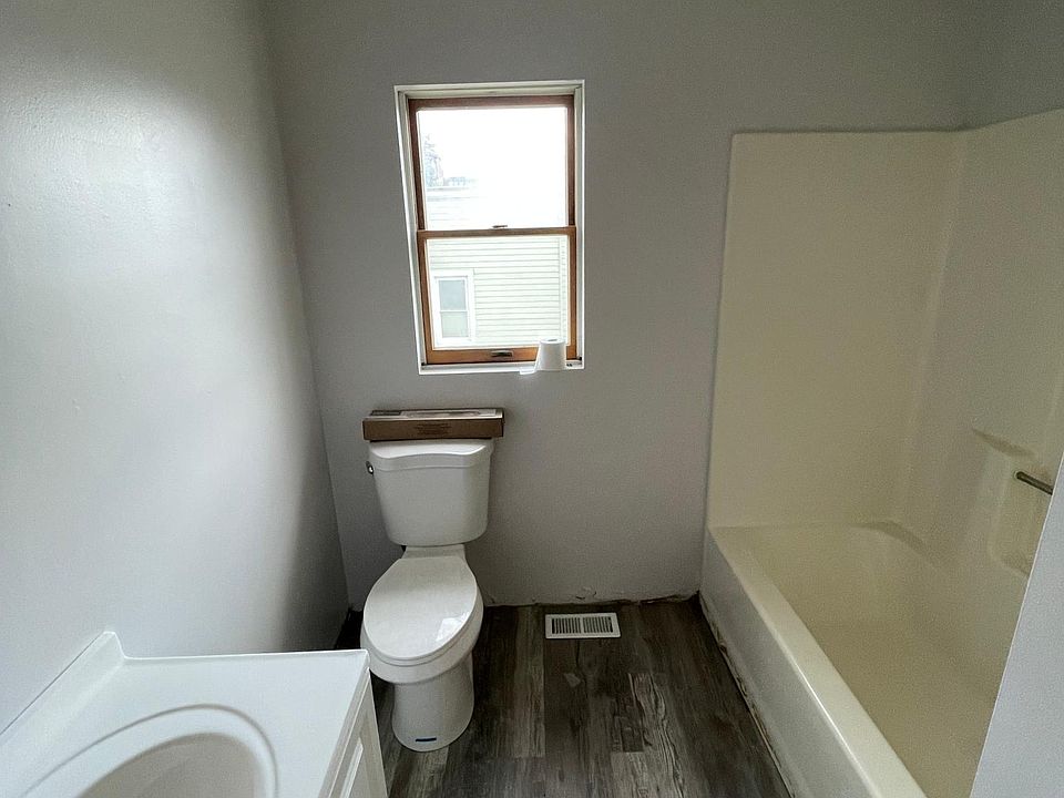 2nd image of 75 William St #2S