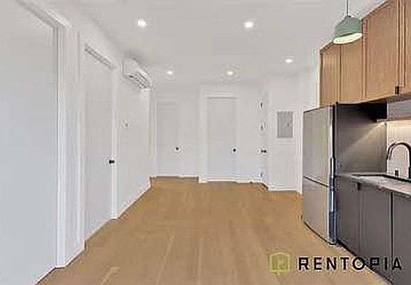 2nd image of 426 Tompkins Ave APT 1B
