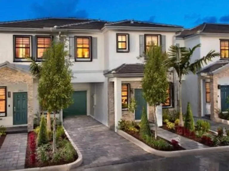 542 SW 19th Ter #Townhouse 542 — Photo 1