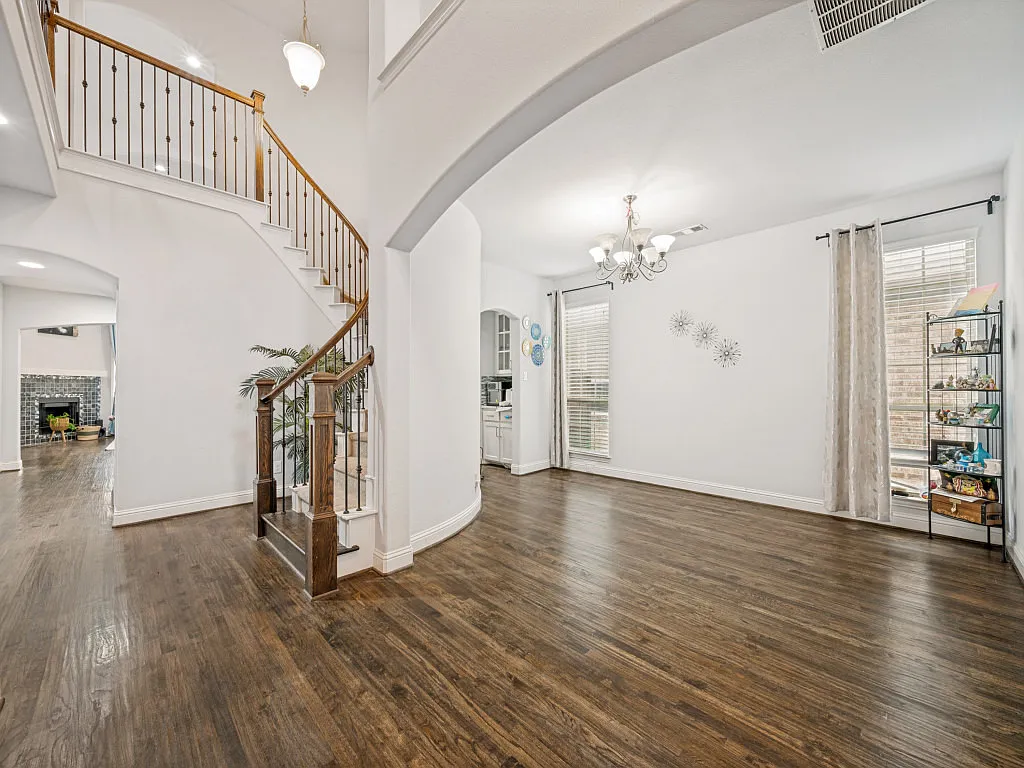 5 bed, 3793 sqft, $3,950 — Photo 4