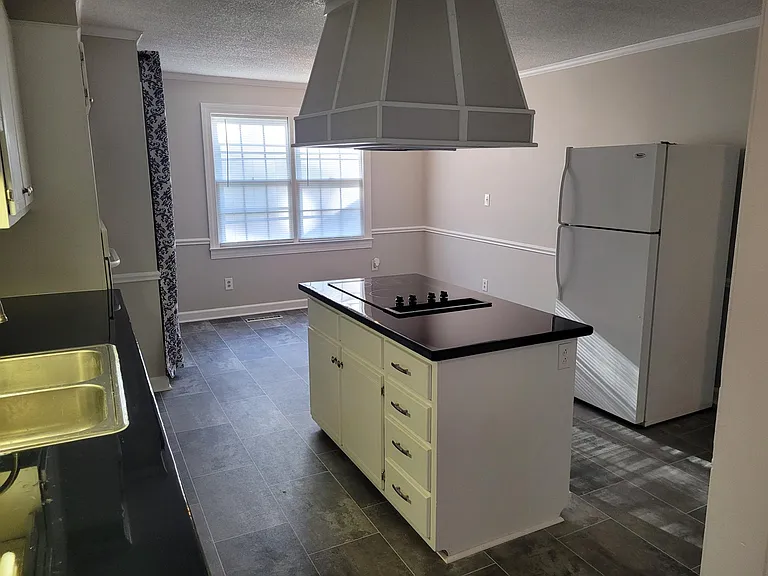 910 Edwards Ave — Photo 11