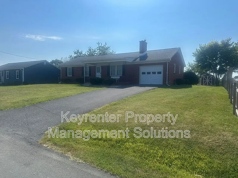 3 bed, 1.5 bath, 1253 sqft, $1,700 — Photo 3