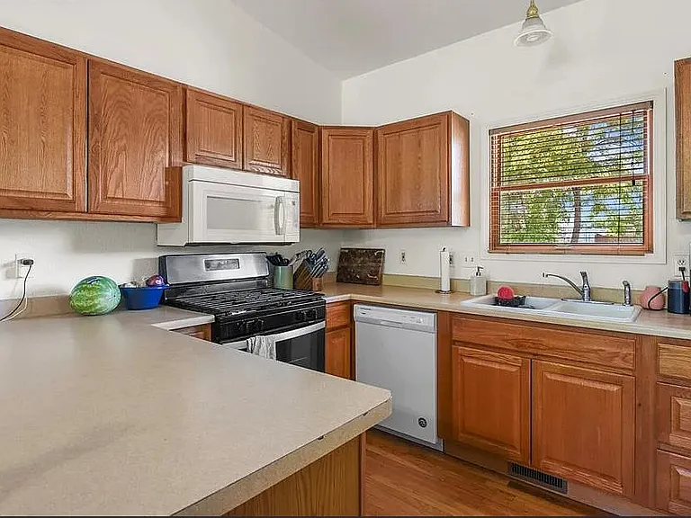 2824 N Cascade Ave — Photo 5