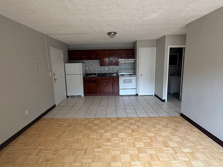 31 Austin St #7B-0 — Photo 4