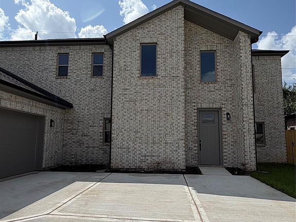 2nd image of 2611 Liguria Ln