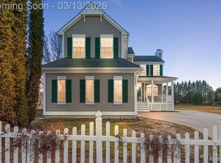 1095 Island Lake Dr, Oxford, MI 48371