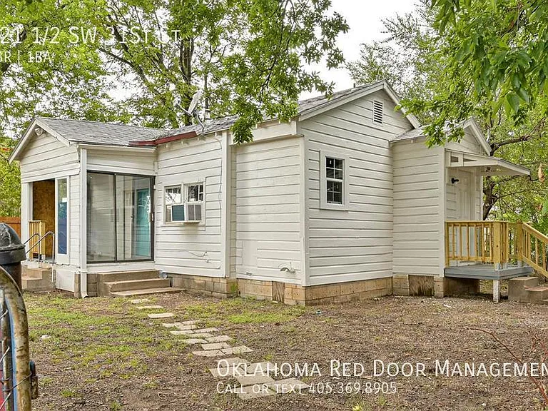 821 1/2 SW 31st St — Photo 1