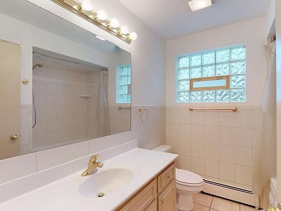 5th image of 647 N Northwest Hwy APT 1