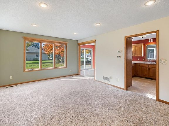 3rd image of 909 Willow Grove Cir