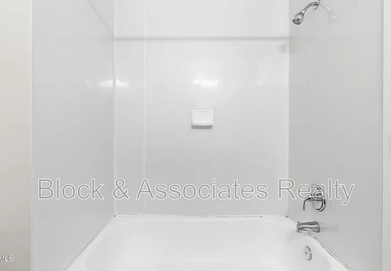 5104 Hollyridge Dr #103 — Photo 11