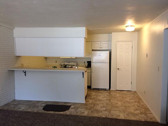 Kitchen w/bar and dining nook