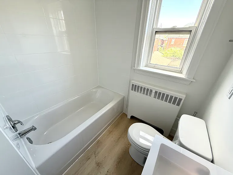 1024 King St E — Photo 9