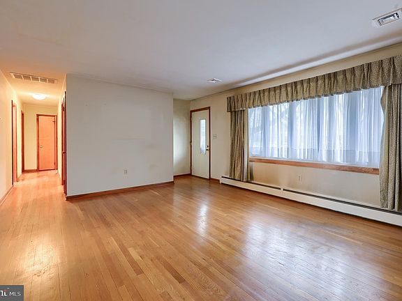 4th image of 222 Robin Rd