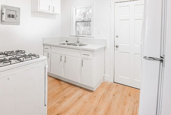 2nd image of 4711 S Figueroa St #4711