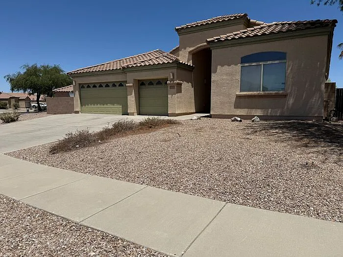 4 bed, 2.0 bath, 2338 sqft, $2,250 — Photo 3