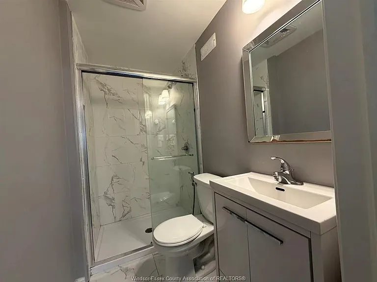 495 McEwan Ave #B — Photo 6