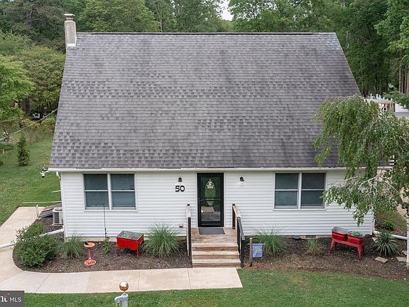 3rd image of 50 Crow Pond Rd