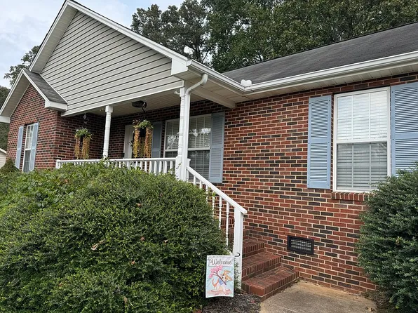 846 Courtyard Dr, Newton, NC 28658